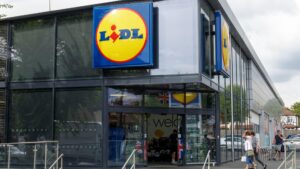 2kb4m4h-lidl-store-london-england-812391210_e79af7.jpg