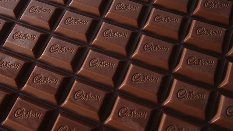 b6pg2d-cadburys-dairy-milk-chocolate-883569579.jpg