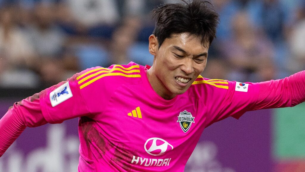 kim-jeonghoon-jeonbuk-clears-ball-1004278872_327253.jpg