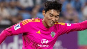 kim-jeonghoon-jeonbuk-clears-ball-1004278872_327253.jpg