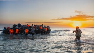 migrants-try-board-smugglers-inflatable-1013142737.jpg
